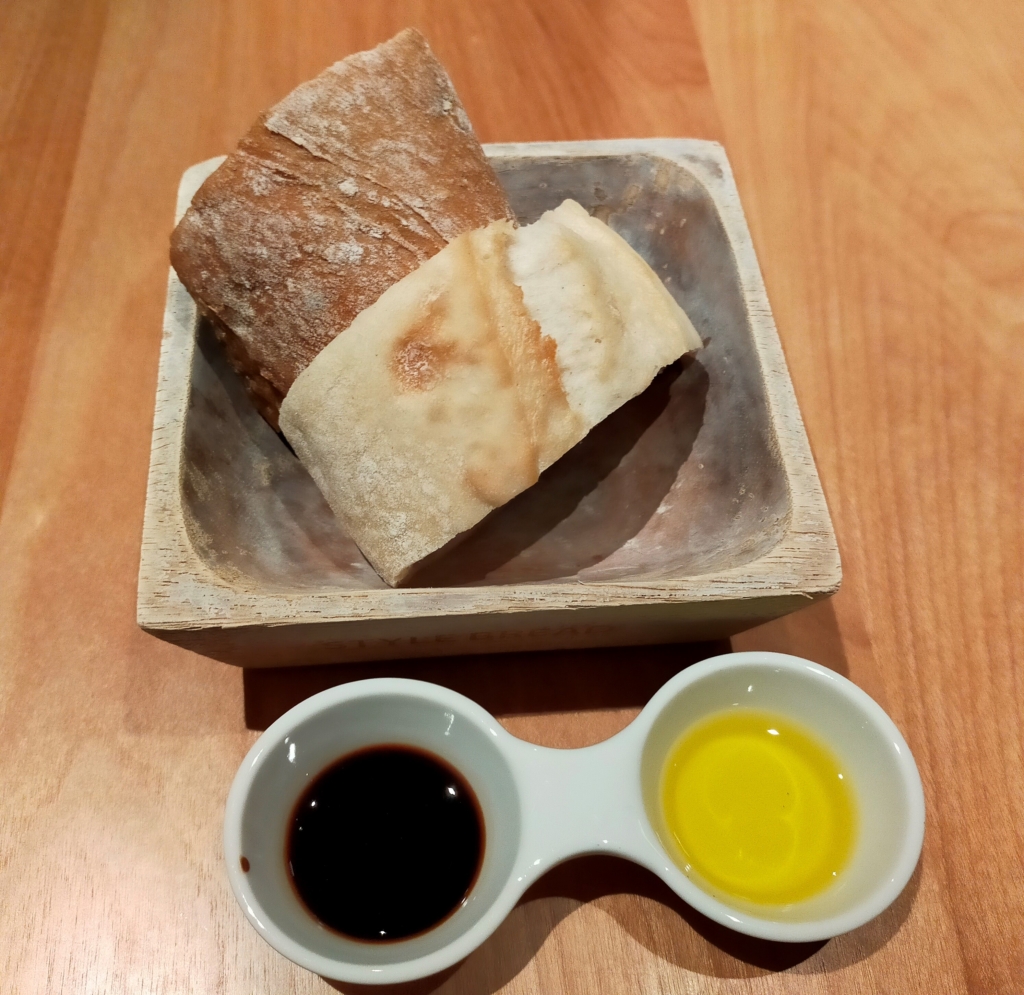 ビストロ伊豆赤沢高原のディナーコースで出されたパンの写真