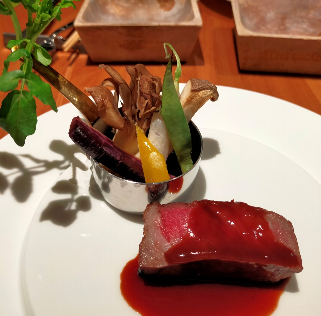 ビストロ伊豆赤沢高原のディナーのメインディッシュの肉料理を撮影した写真