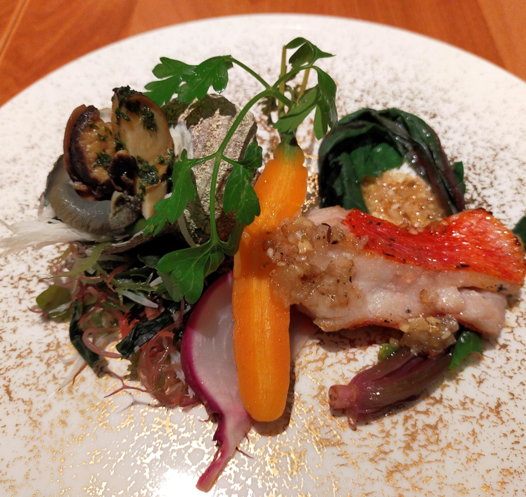ビストロ伊豆赤沢高原のディナーのメインディッシュの魚料理を撮影した写真