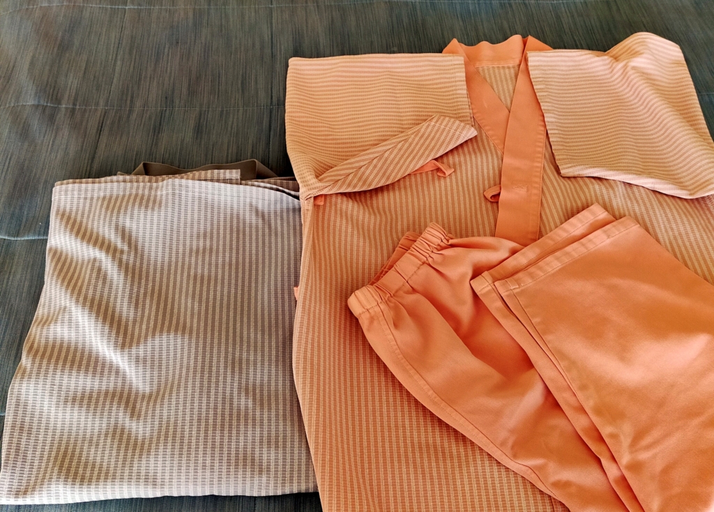 赤沢温泉ホテルの客室に用意されていた作務衣を撮影した写真