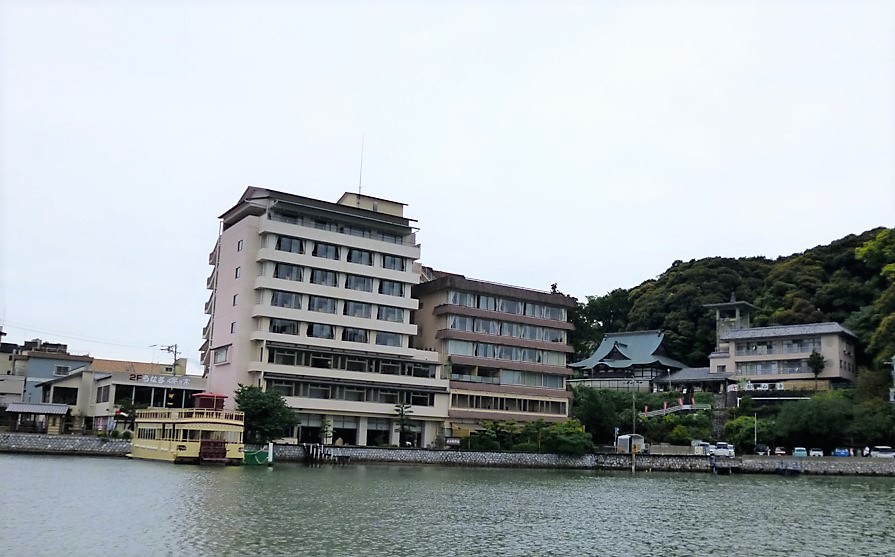 山水館欣龍の建物と浜名湖を撮影した写真
