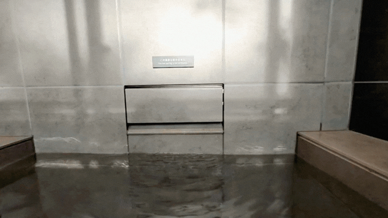 私が宿泊した【Rakuten STAY VILLA 鬼怒川リバーサイド】の客室風呂から温泉がかけ流しされている様子を伝えるための動画