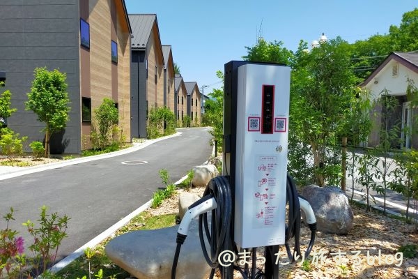 私が宿泊した【Rakuten STAY VILLA 鬼怒川リバーサイド】の駐車場にあるEV自動車用の充電スタンドを撮影した写真