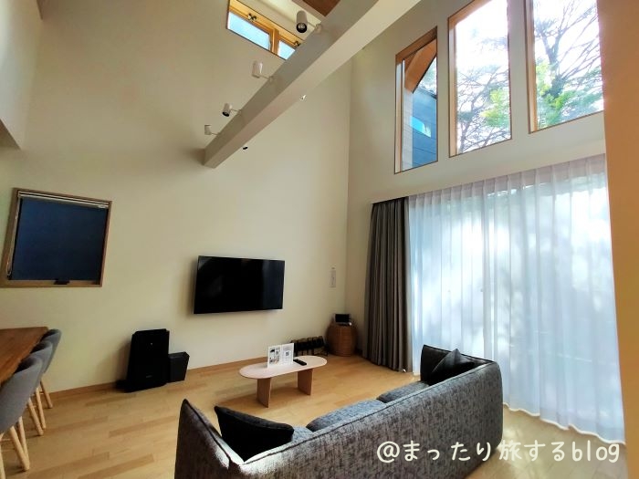 私が宿泊した【Rakuten STAY VILLA 鬼怒川リバーサイド】の客室（リビング）の雰囲気を伝えるための写真