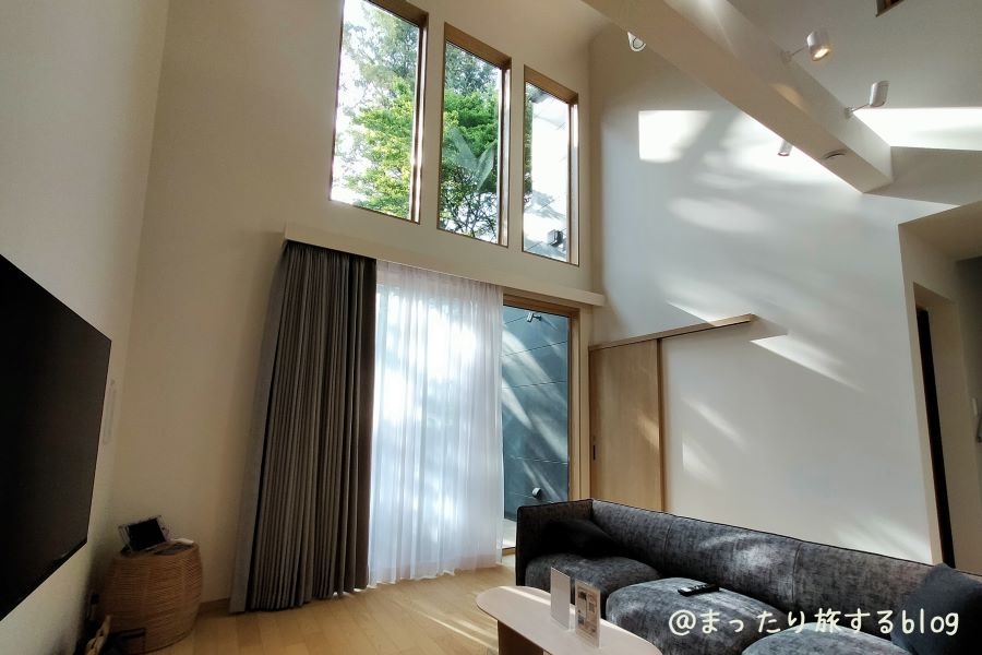 私が宿泊した【Rakuten STAY VILLA 鬼怒川リバーサイド】の客室内の明るい雰囲気を伝えるために撮影した写真