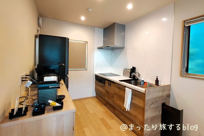 私が宿泊した【Rakuten STAY VILLA 鬼怒川リバーサイド】の客室（キッチン）の雰囲気を伝えるための写真