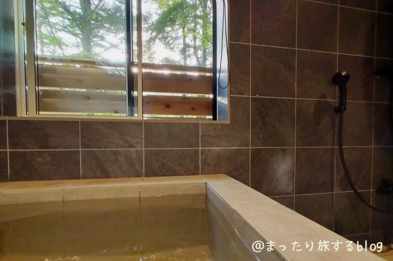 私が宿泊した【Rakuten STAY VILLA 鬼怒川リバーサイド】の客室温泉風呂の雰囲気を伝えるための写真