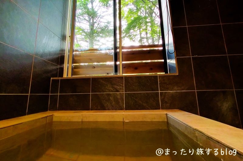 私が宿泊した【Rakuten STAY VILLA 鬼怒川リバーサイド】の客室にある温泉風呂を様子を伝えるための写真