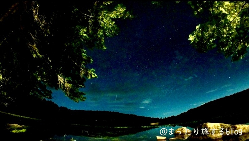 白駒の池から見た夜空を撮影した写真